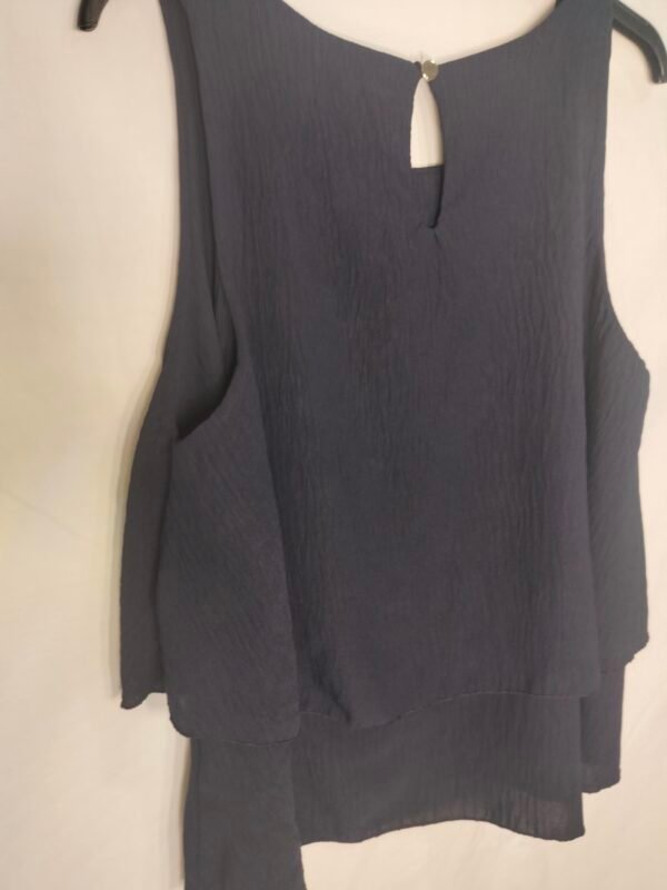 Blusa Volante Fluido – Frescura Elegante para los Días Más Cálidos