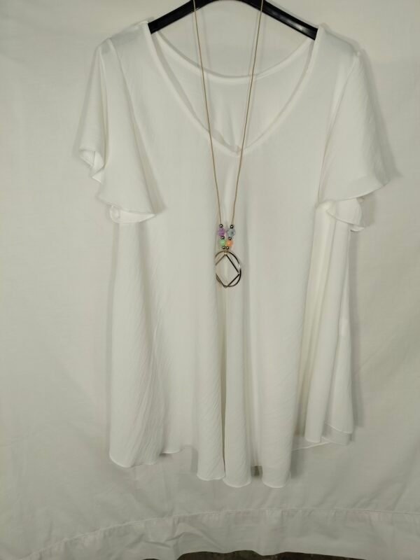oplus_34 Blusa Acampanada con Collar – Elegancia Fresca que Resiste el Ritmo del Verano