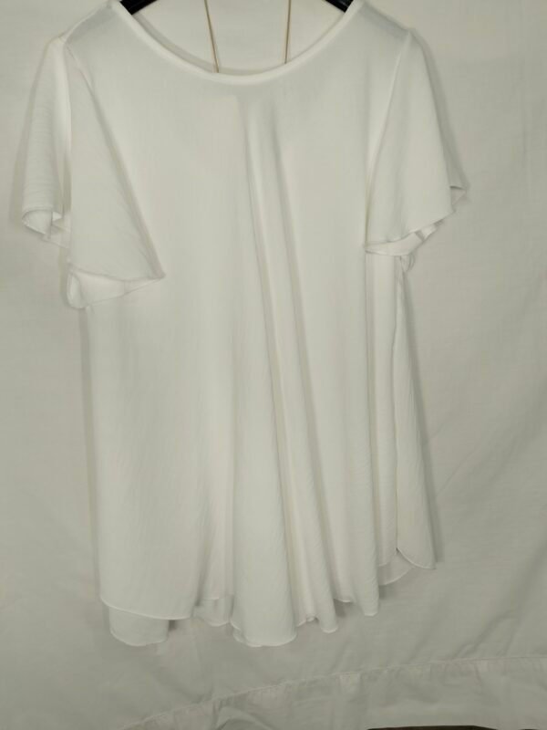 oplus_34 Blusa Acampanada con Collar – Elegancia Fresca que Resiste el Ritmo del Verano