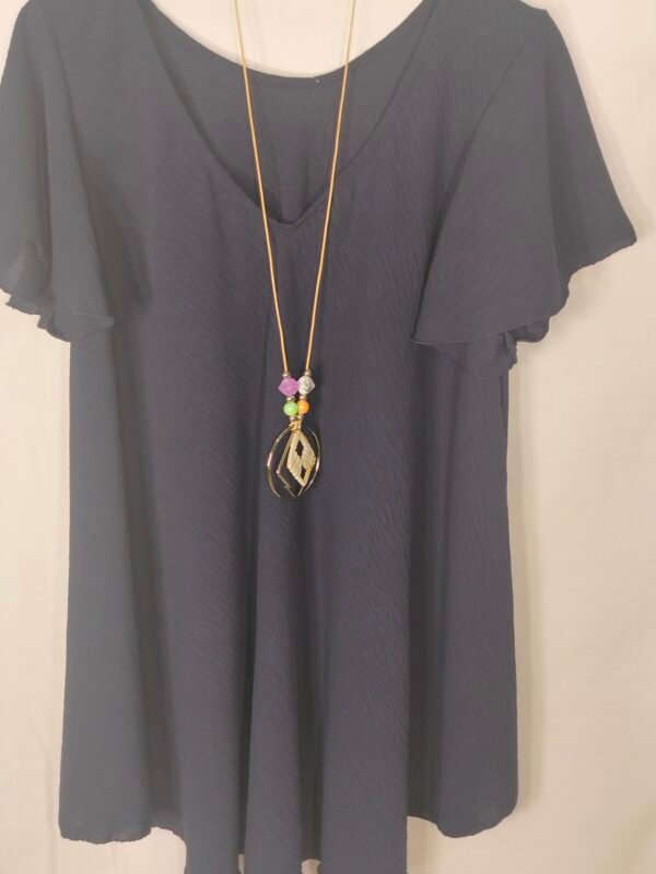 oplus_34 Blusa Acampanada con Collar – Elegancia Fresca que Resiste el Ritmo del Verano