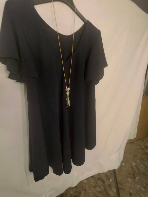 oplus_34 Blusa Acampanada con Collar – Elegancia Fresca que Resiste el Ritmo del Verano