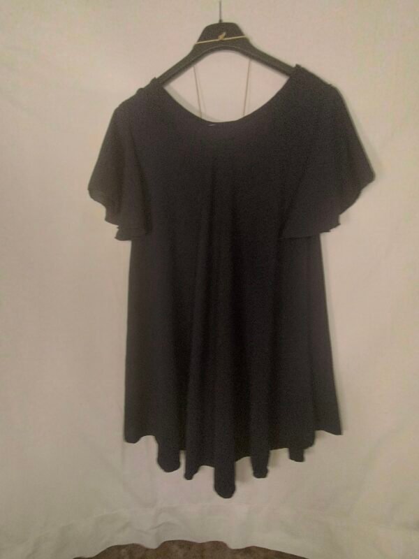 oplus_34 Blusa Acampanada con Collar – Elegancia Fresca que Resiste el Ritmo del Verano