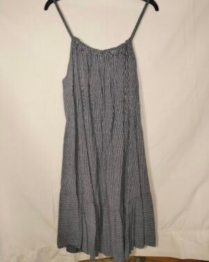 Vestido Rayas – Elegancia Ligera para Días de Calor