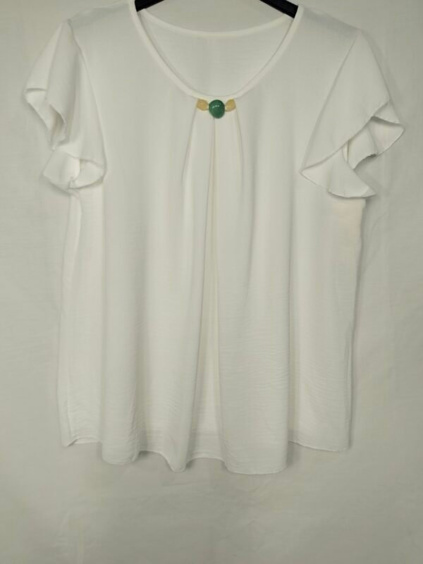 Blusa Cuello Joya – Elegancia Ligera para Días de Verano