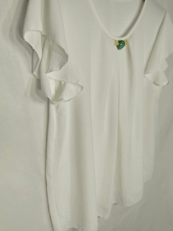 Blusa Cuello Joya – Elegancia Ligera para Días de Verano
