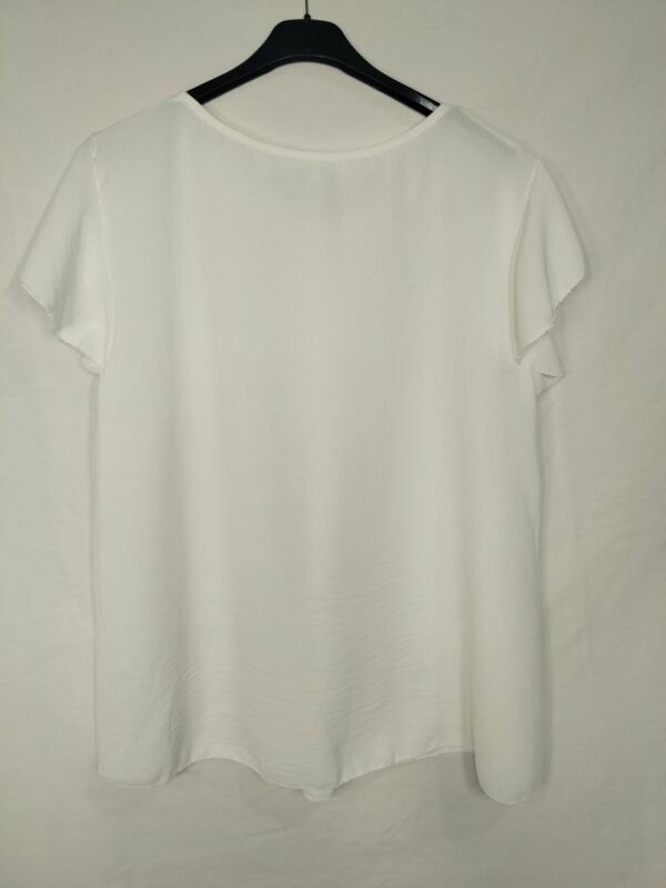 Blusa Cuello Joya – Elegancia Ligera para Días de Verano