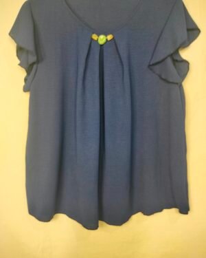 Blusa Cuello Joya – Elegancia Ligera para Días de Verano