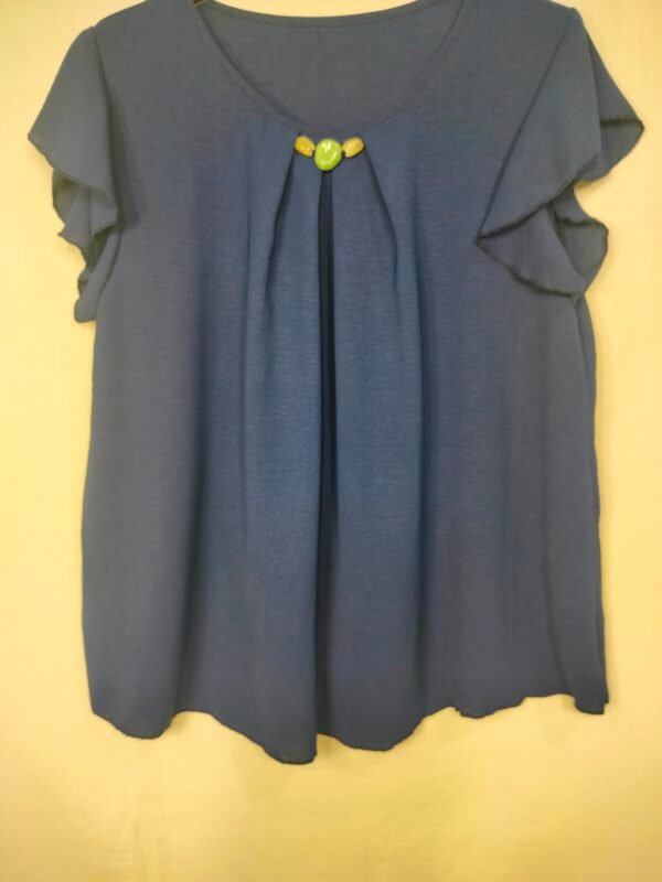 Blusa Cuello Joya – Elegancia Ligera para Días de Verano