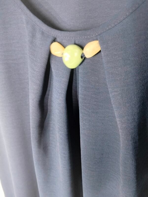 Blusa Cuello Joya – Elegancia Ligera para Días de Verano