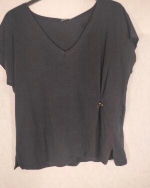 oplus_34 Blusa Pico Botón - Frescura Elegante para los Días Más Cálidos