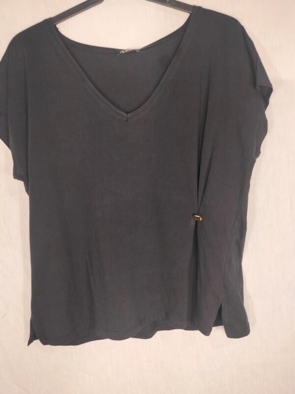 Blusa Pico Botón - Frescura Elegante para los Días Más Cálidos