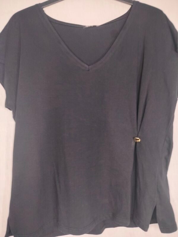 Blusa Pico Botón - Frescura Elegante para los Días Más Cálidos