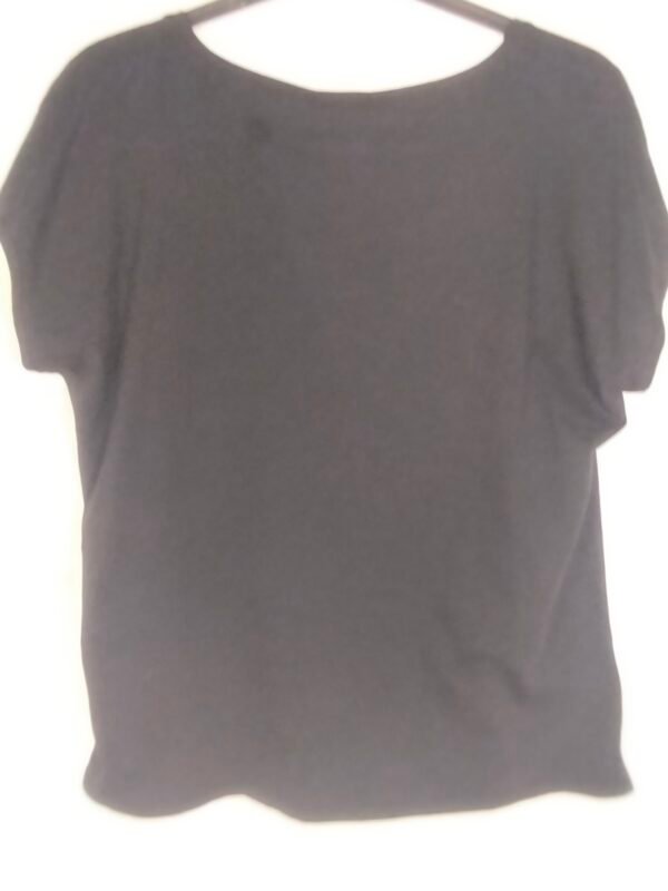 Blusa Pico Botón - Frescura Elegante para los Días Más Cálidos