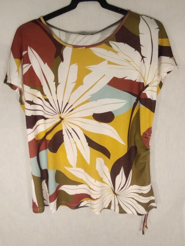 Blusa Estampada con Cordón – Elegancia Fresca para Días sin Pausa