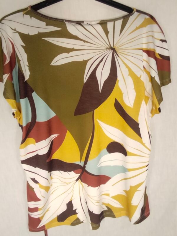 Blusa Estampada con Cordón – Elegancia Fresca para Días sin Pausa