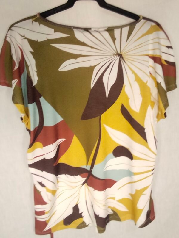 Blusa Estampada con Cordón – Elegancia Fresca para Días sin Pausa