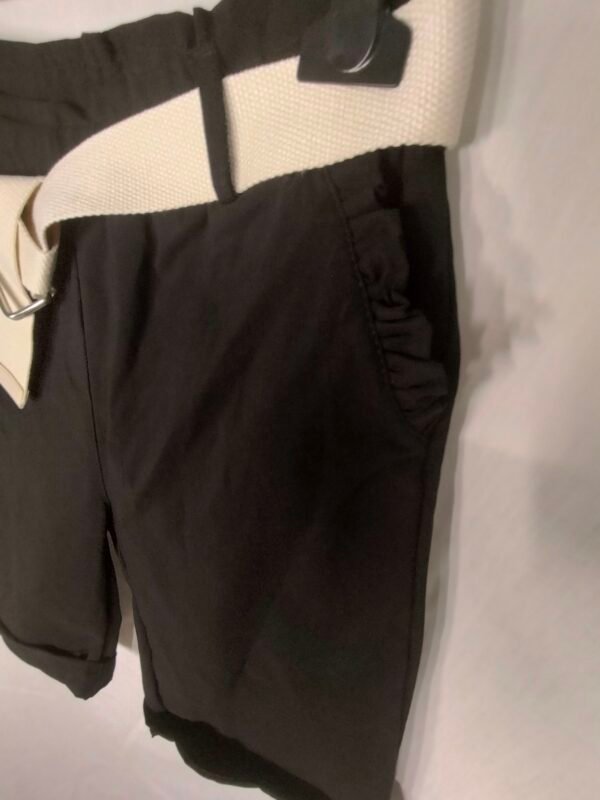 oplus_34 Bermuda Ligera con Cinturón – Frescura Elegante para Días Intensos