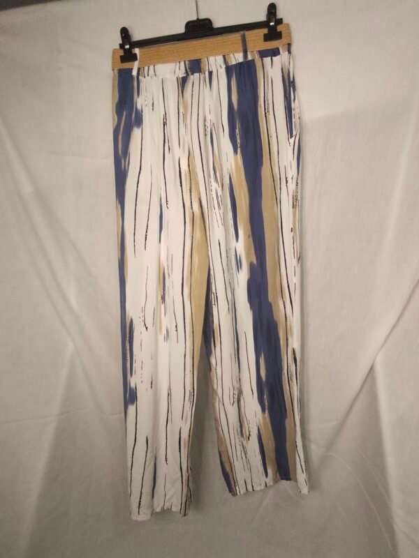 oplus_34 Pantalón Estampado con Cinturón - Frescura Elegante para Días Intensos