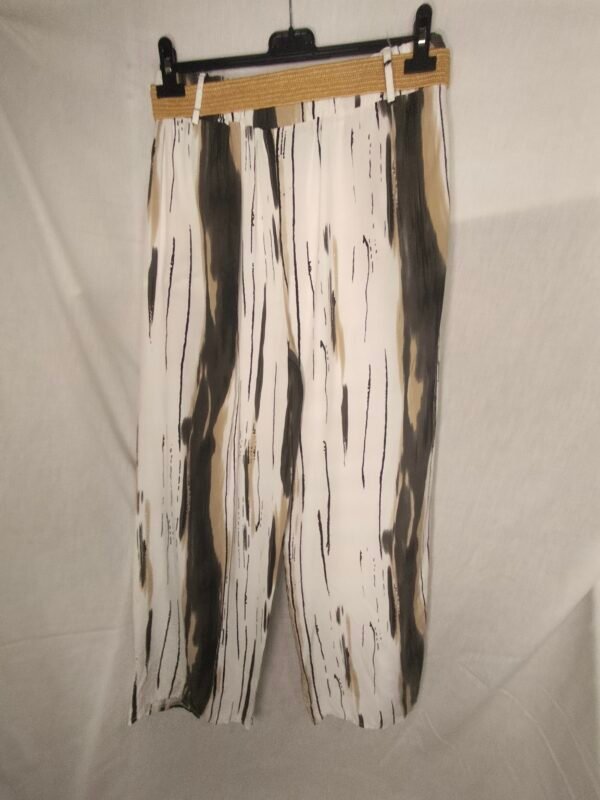oplus_34 Pantalón Estampado con Cinturón - Frescura Elegante para Días Intensos
