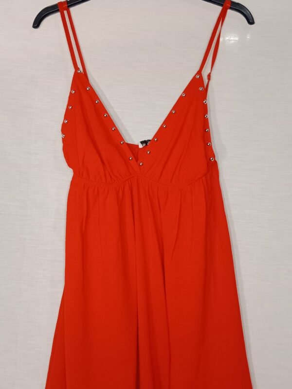 Vestido con Tachuelas – Comodidad con estilo en los días de calor