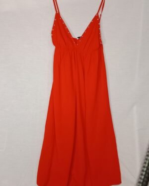Vestido con Tachuelas – Comodidad con estilo en los días de calor