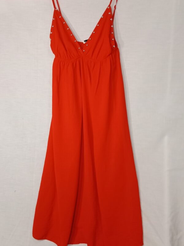 Vestido con Tachuelas – Comodidad con estilo en los días de calor