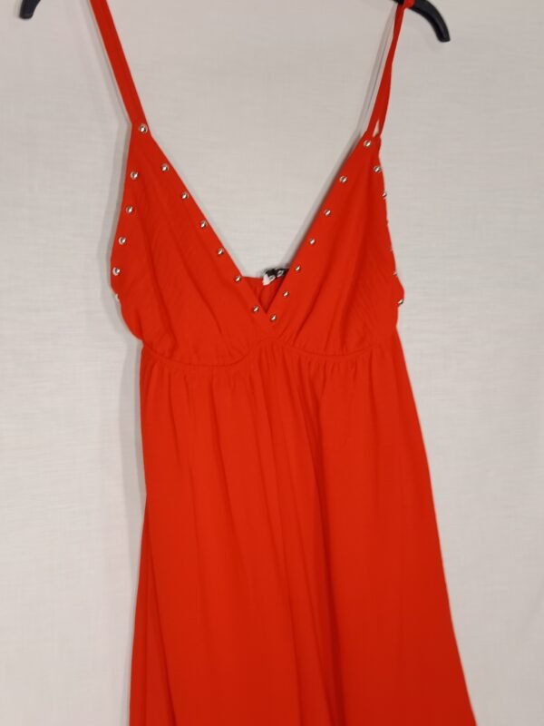 Vestido con Tachuelas – Comodidad con estilo en los días de calor