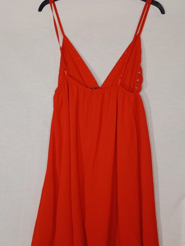 Vestido con Tachuelas – Comodidad con estilo en los días de calor