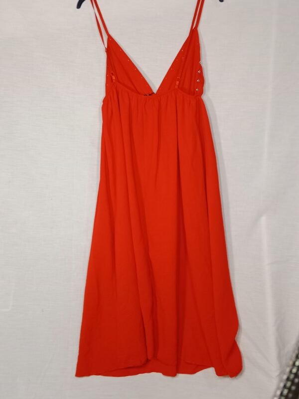 Vestido con Tachuelas – Comodidad con estilo en los días de calor
