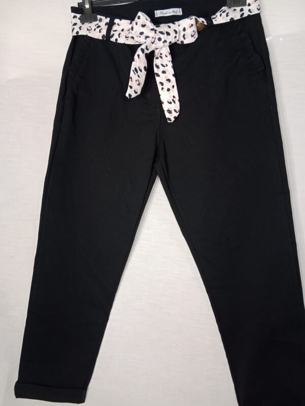 Pantalón con Pañuelo – Frescura y estilo durante todo el día