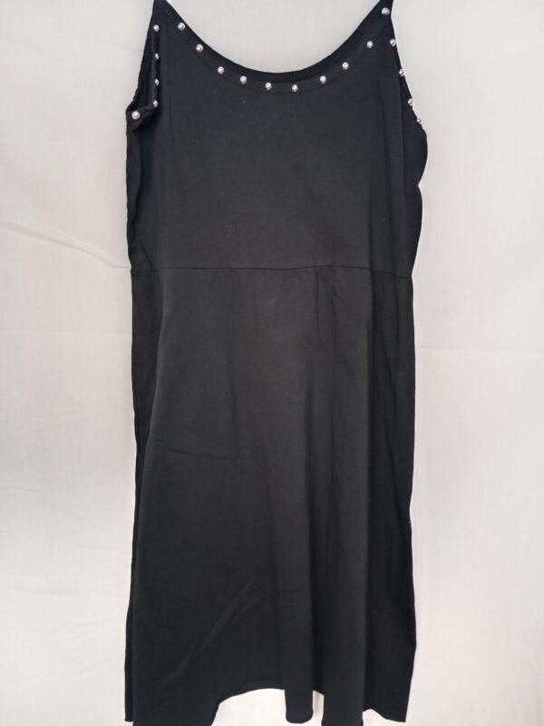 Vestido de Tirantes con Tachuelas – Frescura con estilo para tus días de verano