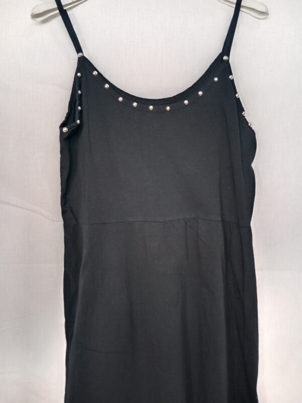 Vestido de Tirantes con Tachuelas – Frescura con estilo para tus días de verano
