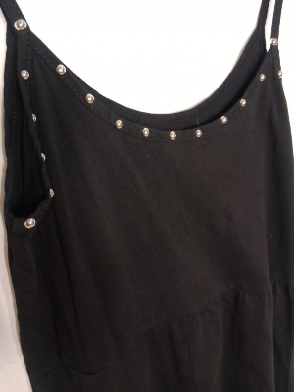 Vestido de Tirantes con Tachuelas – Frescura con estilo para tus días de verano
