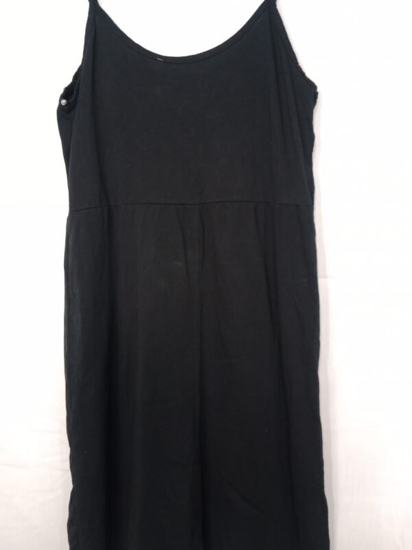 Vestido de Tirantes con Tachuelas – Frescura con estilo para tus días de verano