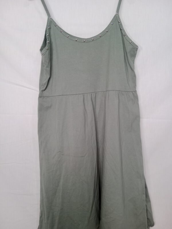 Vestido de Tirantes con Tachuelas – Frescura con estilo para tus días de verano