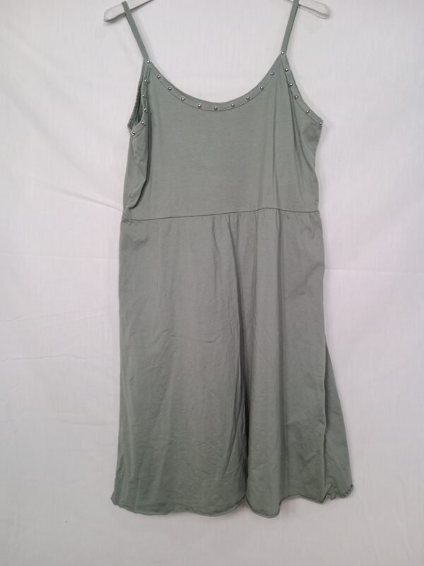 Vestido de Tirantes con Tachuelas – Frescura con estilo para tus días de verano
