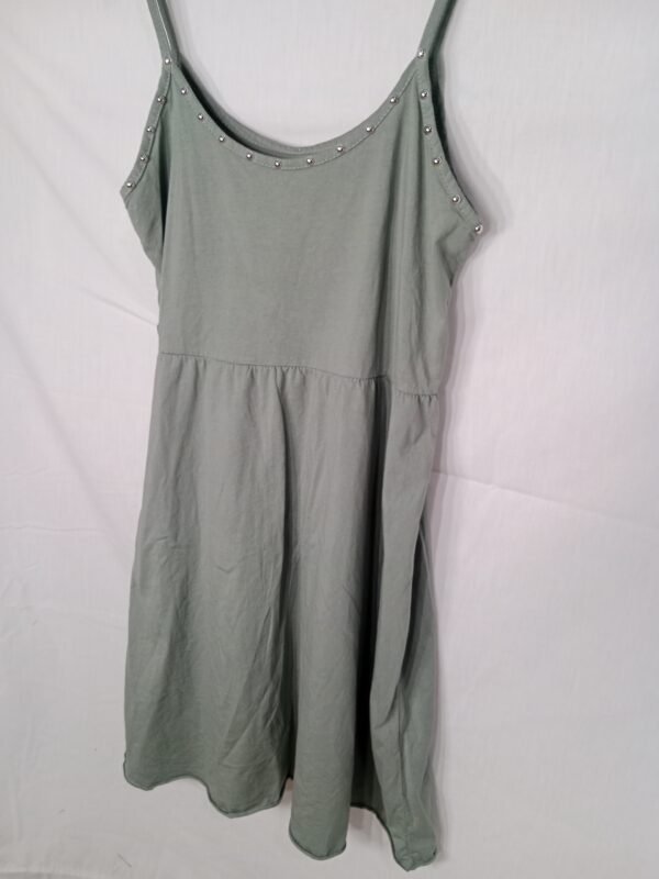 Vestido de Tirantes con Tachuelas – Frescura con estilo para tus días de verano