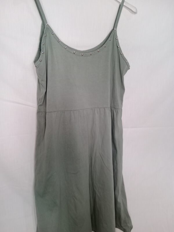 Vestido de Tirantes con Tachuelas – Frescura con estilo para tus días de verano