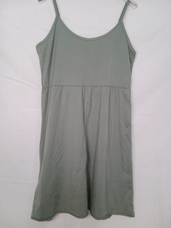 Vestido de Tirantes con Tachuelas – Frescura con estilo para tus días de verano