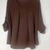 Blusa Tachuelas Cuello Caja – Elegancia cómoda para todo el día