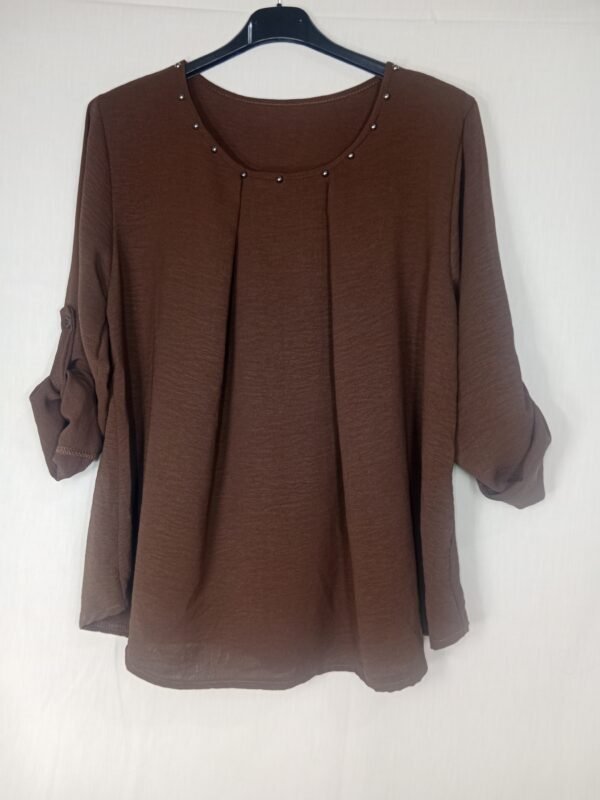Blusa Tachuelas Cuello Caja – Elegancia cómoda para todo el día