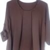 Blusa Tachuelas Cuello Caja – Elegancia cómoda para todo el día