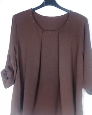 IMG_20260913_105324 Blusa Tachuelas Cuello Caja – Elegancia cómoda para todo el día