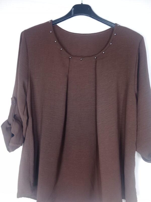 Blusa Tachuelas Cuello Caja – Elegancia cómoda para todo el día