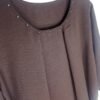 Blusa Tachuelas Cuello Caja – Elegancia cómoda para todo el día