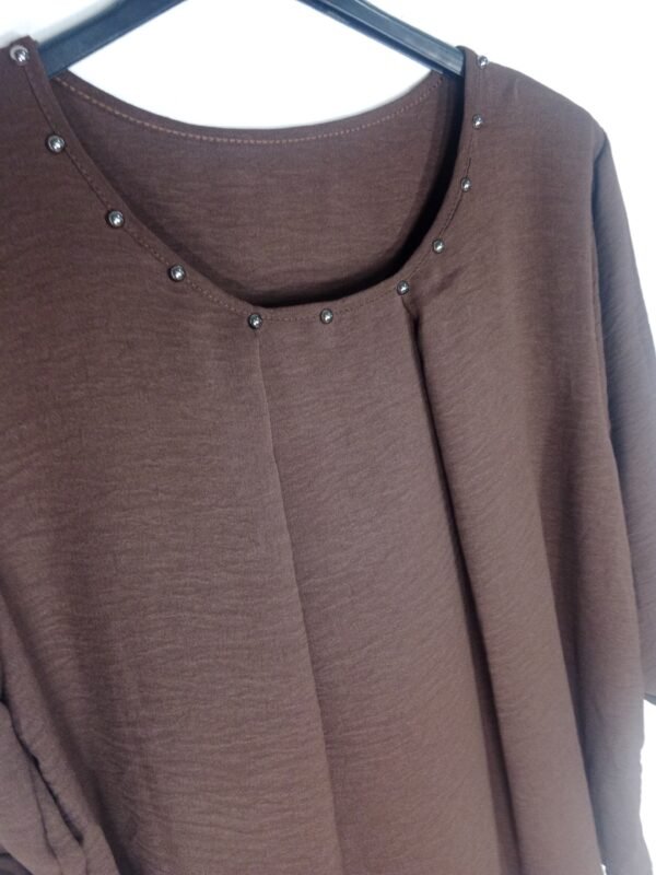Blusa Tachuelas Cuello Caja – Elegancia cómoda para todo el día