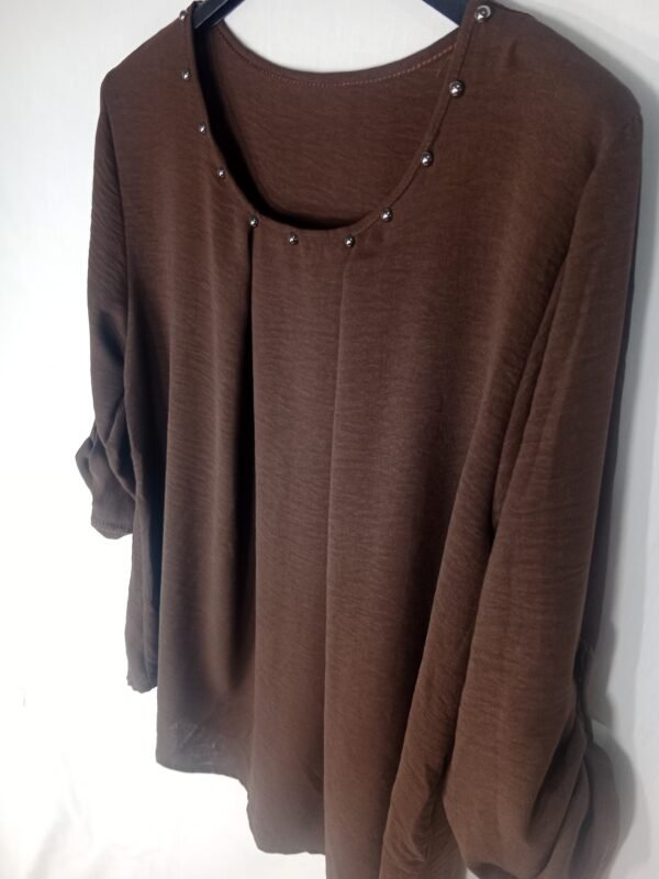 Blusa Tachuelas Cuello Caja – Elegancia cómoda para todo el día