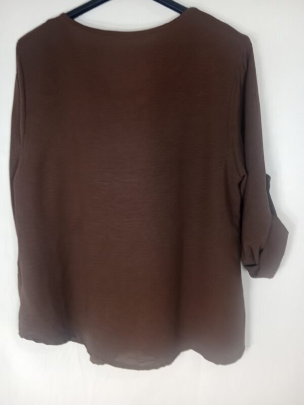 Blusa Tachuelas Cuello Caja – Elegancia cómoda para todo el día
