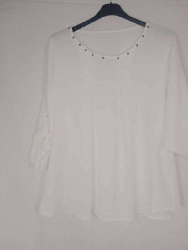 Blusa Tachuelas Cuello Caja – Elegancia cómoda para todo el día