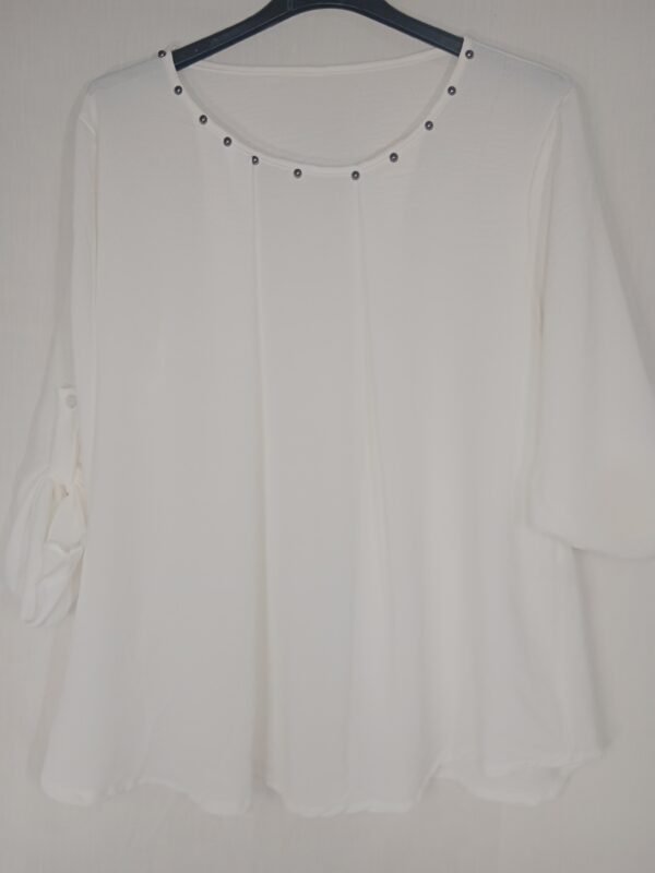 Blusa Tachuelas Cuello Caja – Elegancia cómoda para todo el día